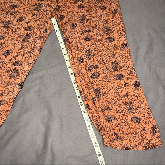 En Creme size medium black & pink capri jumpsuit with crochet straps - Picture 12 of 12